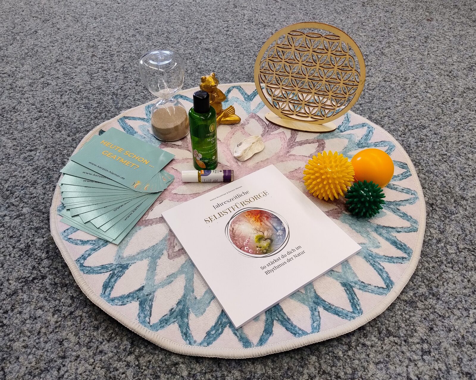 Workshop-Mitte bei der VHS mit dem Buch „Jahreszeitliche Selbstfürsorge“, Ölen und kleinen Achtsamkeits-Utensilien
